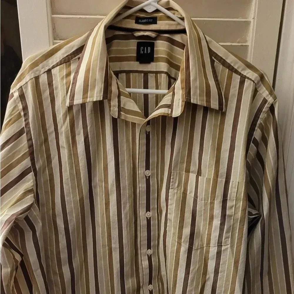 GAP brand mens casual button down shirt